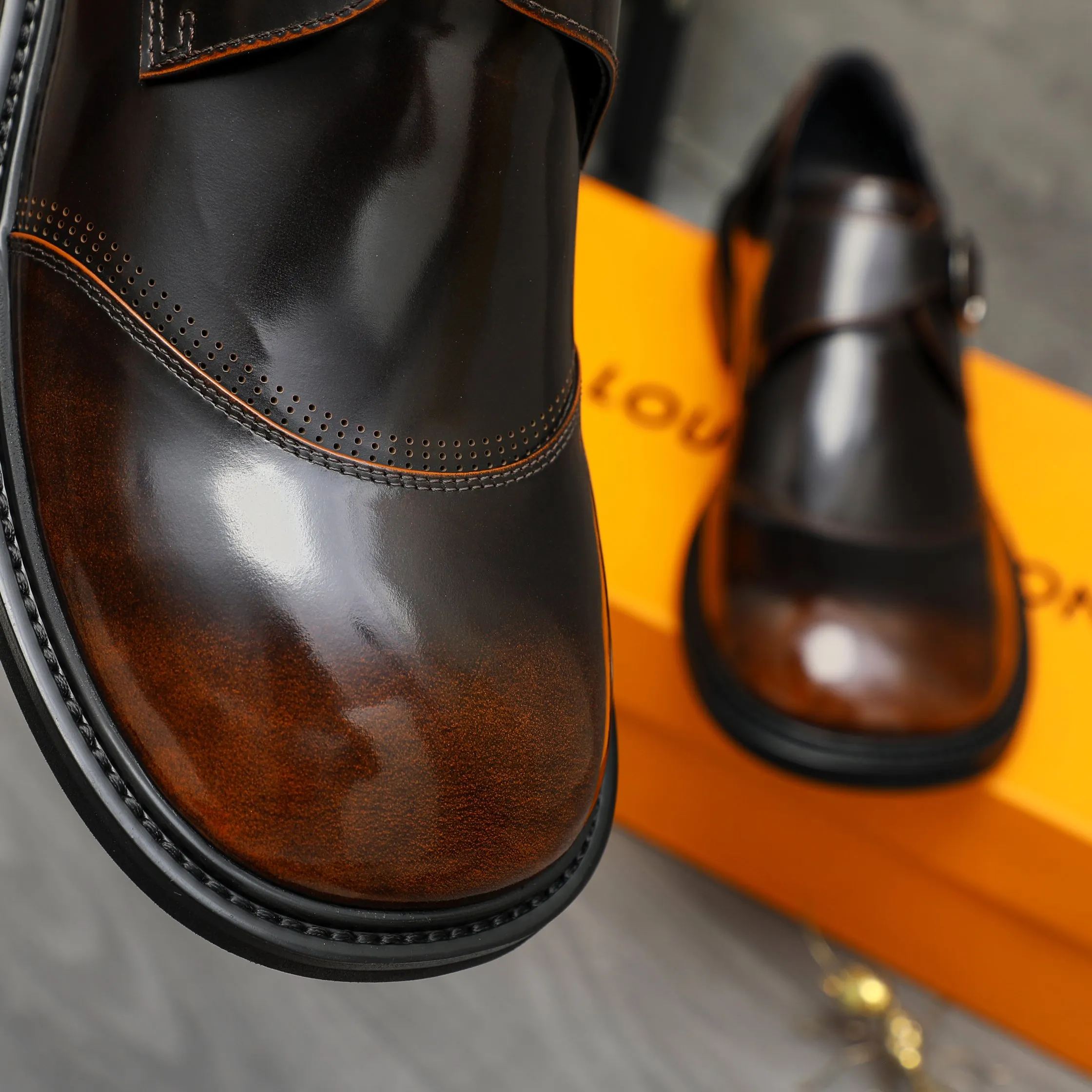 Men's men's shoes💰580 Product trademark: LV "Louis Vuitton" business buckle slip-on leather shoes Regular size: 37-46 Product material: Selected high-quality pearlescent polished cowhide leather upper, pigskin lining, rubber outsole